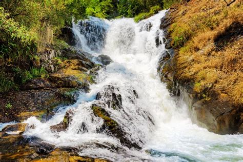  Der Wasserfall von Bada: Ein sprudelnder Gigant und Paradies für Naturliebhaber!