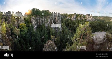  Die Bastei von Nyingchi: Ein Panoramablick auf die himmlischen Gipfel!