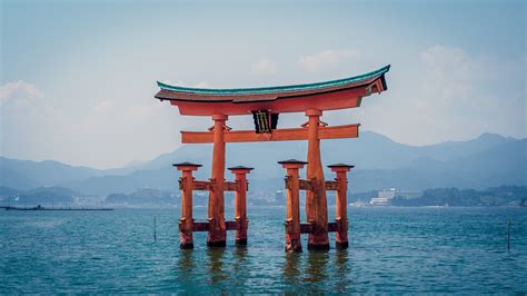  Die Itsukushima-Schrein-Torii: Ein mystisches Wahrzeichen inmitten des Meeres!