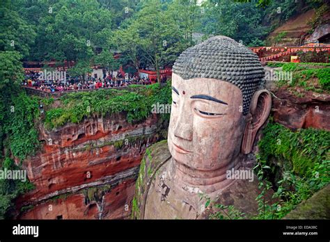  Die Leshan Riesengrotte - Ein Meisterwerk der chinesischen Bildhauerei im Herzen Sichuan!