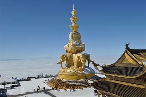 Die Erhabene Schönheit des Emei Shan – Eine Reise durch Mystik und Naturwunder!